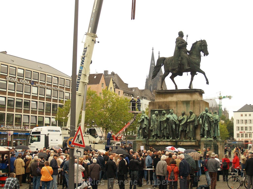 Reiterdenkmal kehrt zurueck auf dem Heumarkt P89.JPG